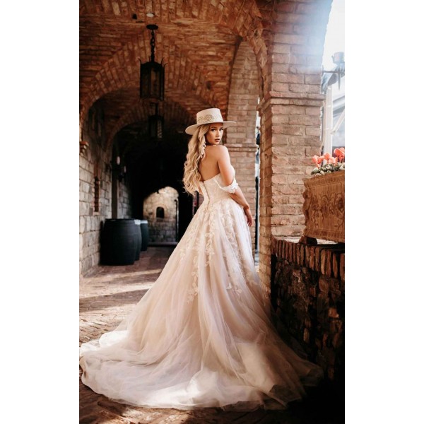 Stella York | Style 7332 | Sweetheart Neckline Wedding Dress